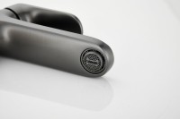 Смеситель для раковины BELZ B713 B10713-3 оружейная сталь Смеситель для раковины BELZ B713 B10713-3 оружейная сталь