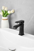 Смеситель для раковины BELZ B507 B10507-7 черный Смеситель для раковины BELZ B507 B10507-7 черный