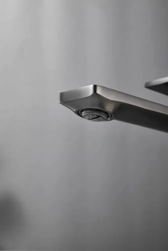 Смеситель для раковины BELZ B11709-3 оружейная сталь