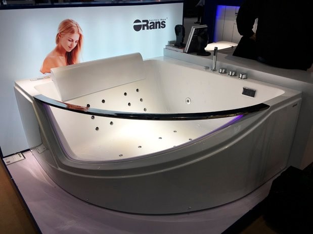 Акриловая ванна Orans 6510700 150x150 см, угловая, пристенная, с гидромассажем, белая, четверть круга, с каркасом, с экраном, со смесителем, со сливом-переливом, с подсветкой, с подголовником, с поручнем