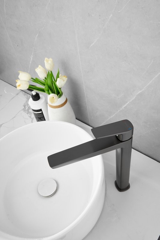 Смеситель для раковины BELZ B715 B11715-3 оружейная сталь