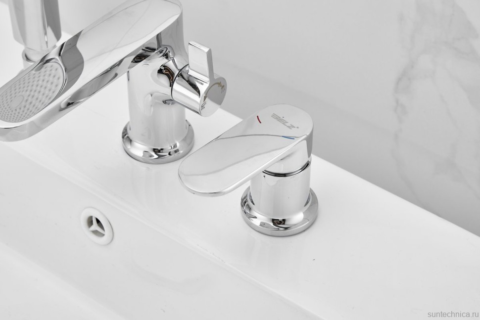 Смеситель на борт ванны BELZ B713 B66713 хром