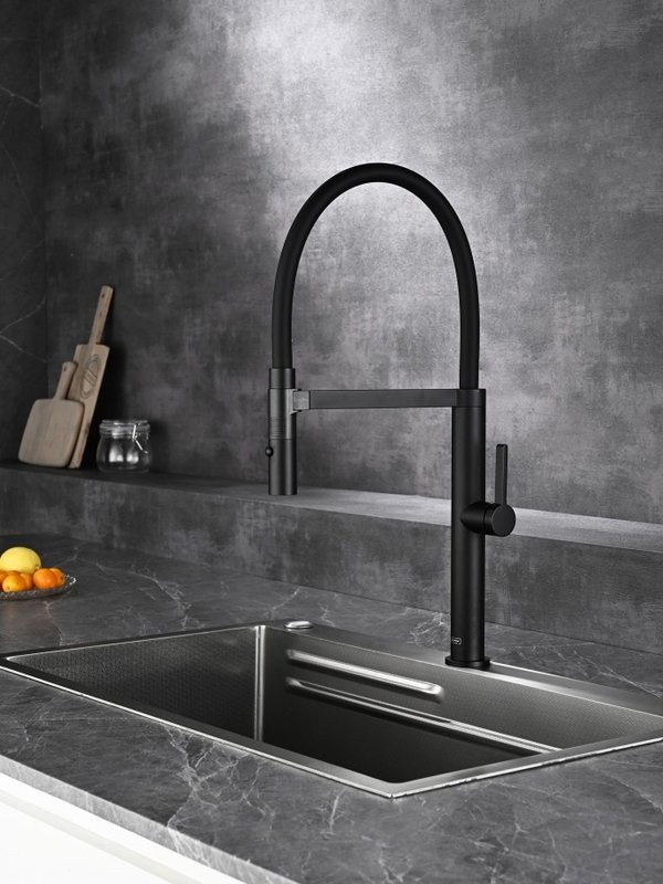 Смеситель для кухни AQUAme Cucina с гибким изливом AQM9904MB