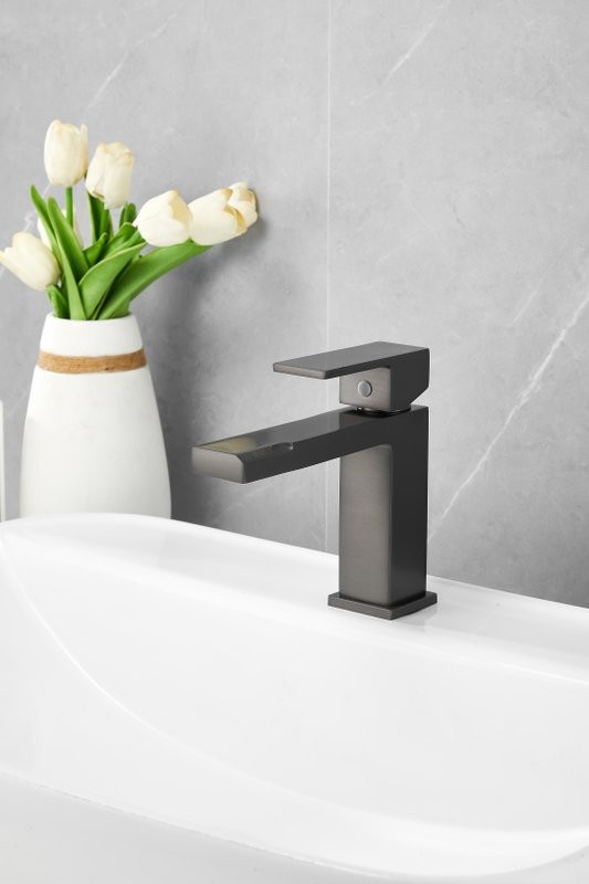 Смеситель для раковины BELZ B10613-3 вороненая сталь