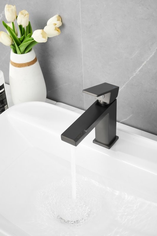 Смеситель для раковины BELZ B10613-3 вороненая сталь