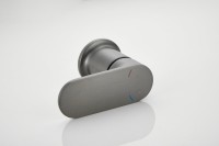 Смеситель на борт ванны BELZ B713 B66713-3 оружейная сталь Смеситель на борт ванны BELZ B713 B66713-3 оружейная сталь